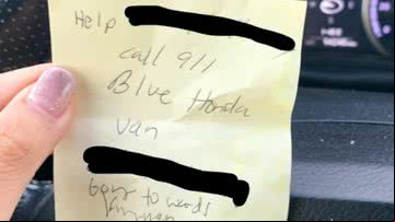 Recado entregue por mulher à cliente em posto de gasolina - Reprodução / Gabinete do Xerife do Condado de Yavapai