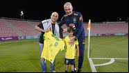 Tite ao lado do torcedor palestino - Divulgação/ Leandro Lopes/CBF