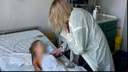 Fotografia mostrando mãe do doador do coração ouvindo os batimentos no peito da paciente - Divulgação/ Instituto do Coração da Ucrânia