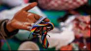 Fotografia mostrando o trabalho de uma mulher que é parte da comunidade LGBT+ de Uganda - Getty Images
