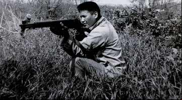 Fotografia de Chester Nez em sua juventude na guerra - Wikimedia Commons