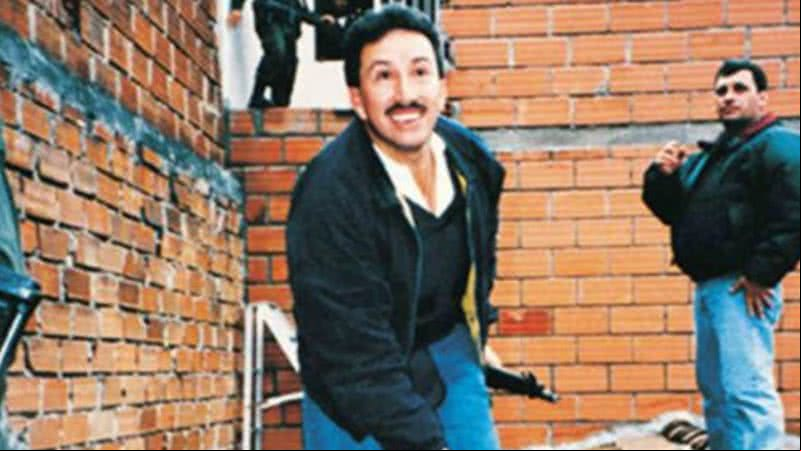 A emblemática foto de Hugo Aguilar no dia da morte de Pablo Escobar - Divulgação/Youtube