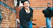 A emblemática foto de Hugo Aguilar no dia da morte de Pablo Escobar - Divulgação/Youtube